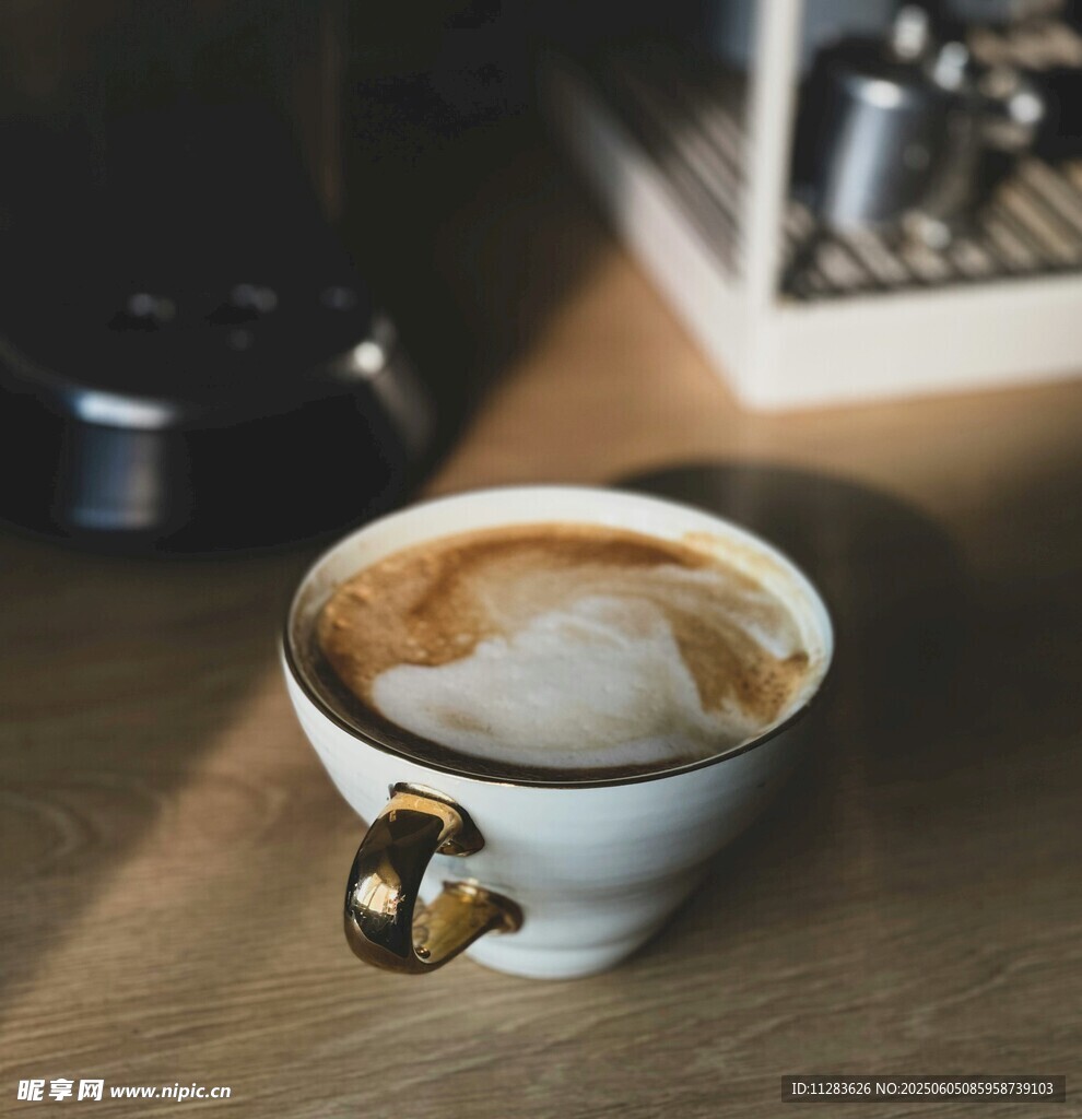 精致咖啡杯中的香浓咖啡