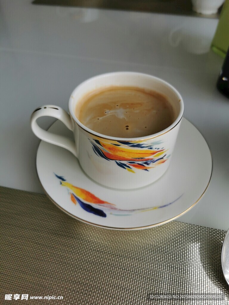 精致花纹杯中的香醇咖啡