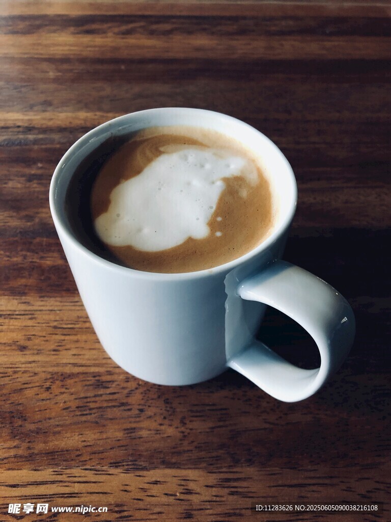 白色杯中的香浓咖啡