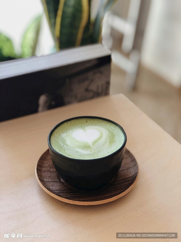 精致抹茶拿铁置于木桌