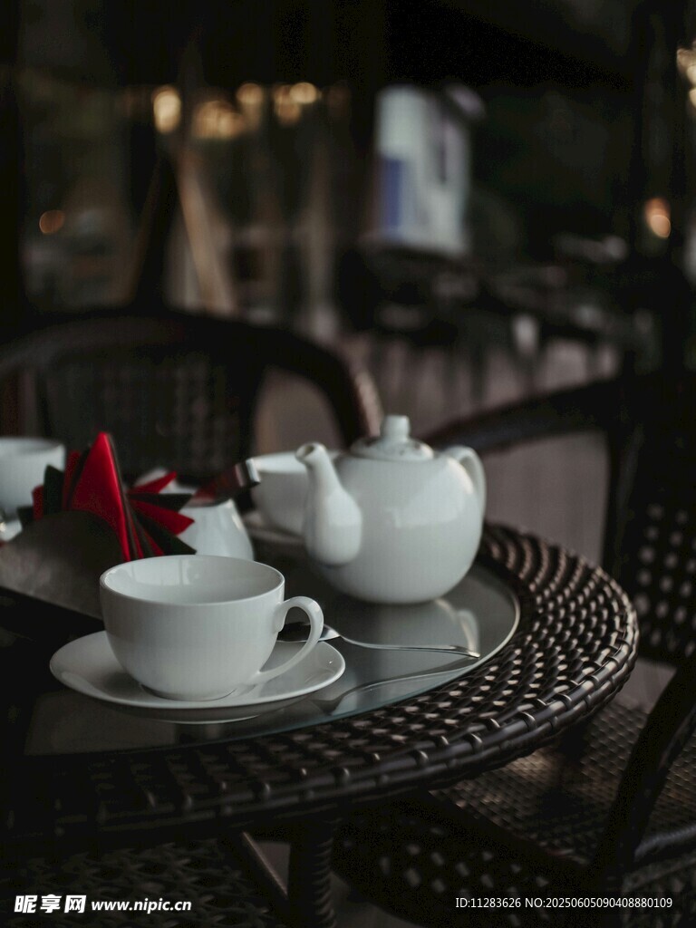 优雅茶具摆放在户外桌椅上