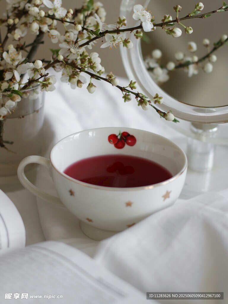 温馨茶杯中的红色养生茶