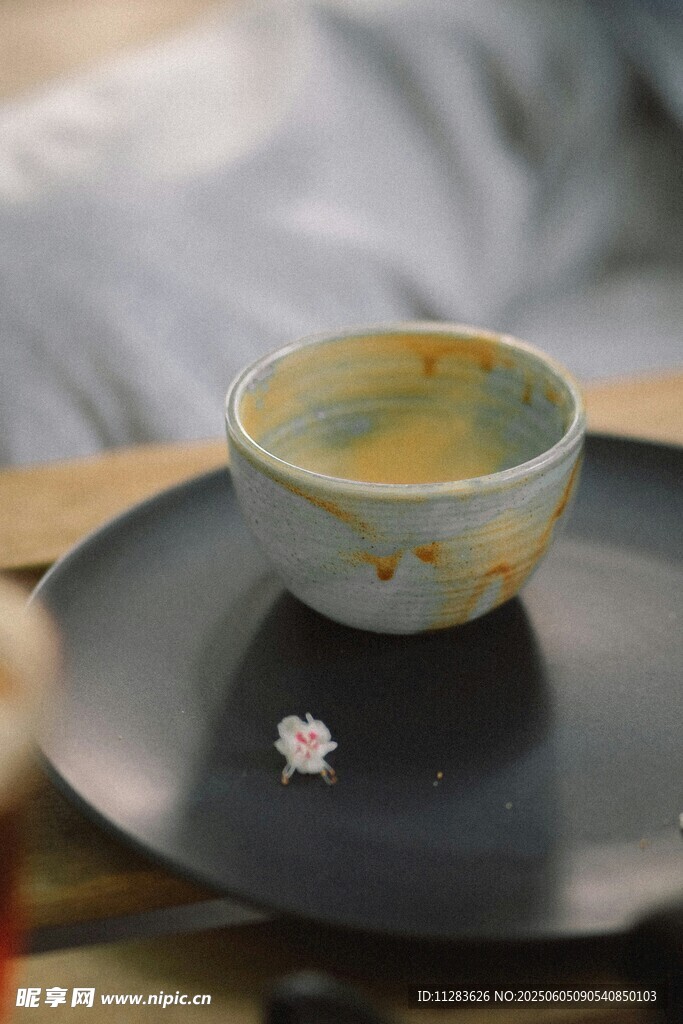 精致茶杯置于黑色托盘上