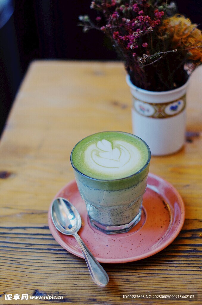 木质桌上的抹茶拿铁饮品