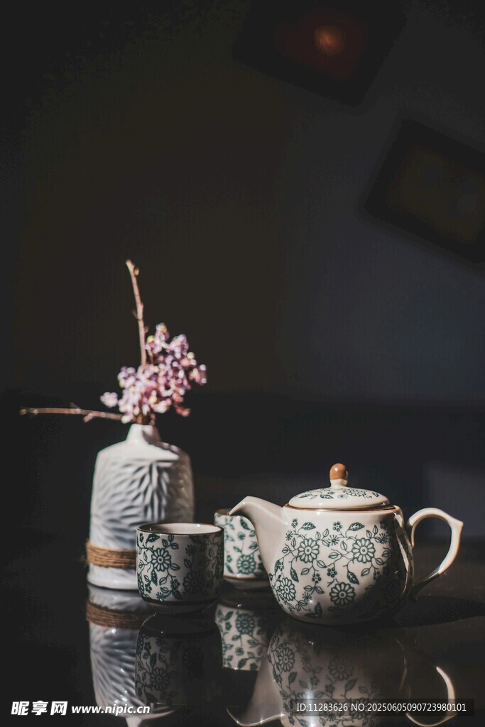 中式茶具与雅致插花