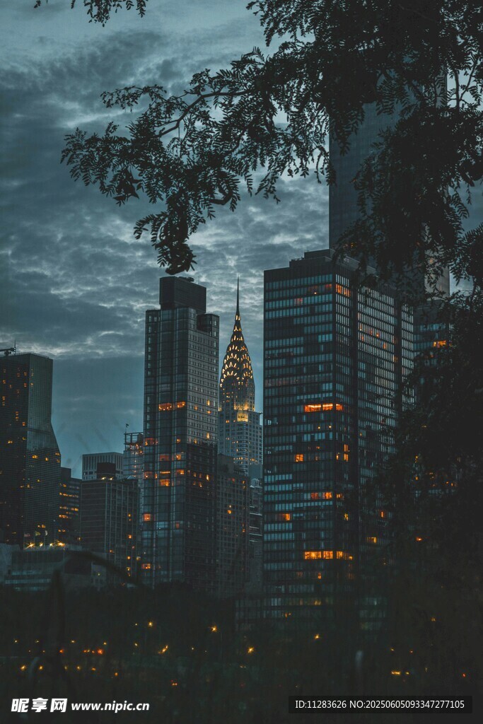 夜幕下的城市高楼景观