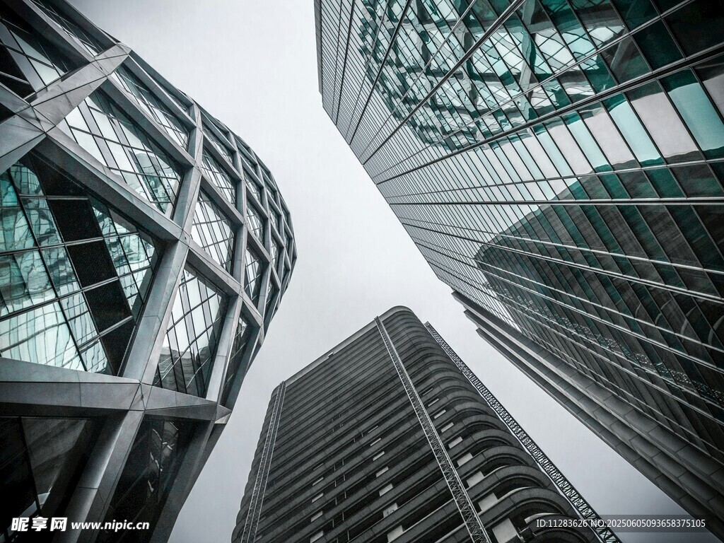 仰视都市摩天玻璃建筑群