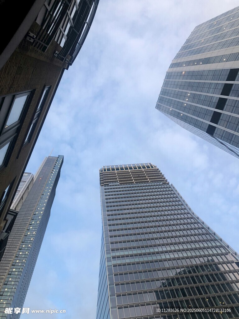 仰视都市摩天大楼景观