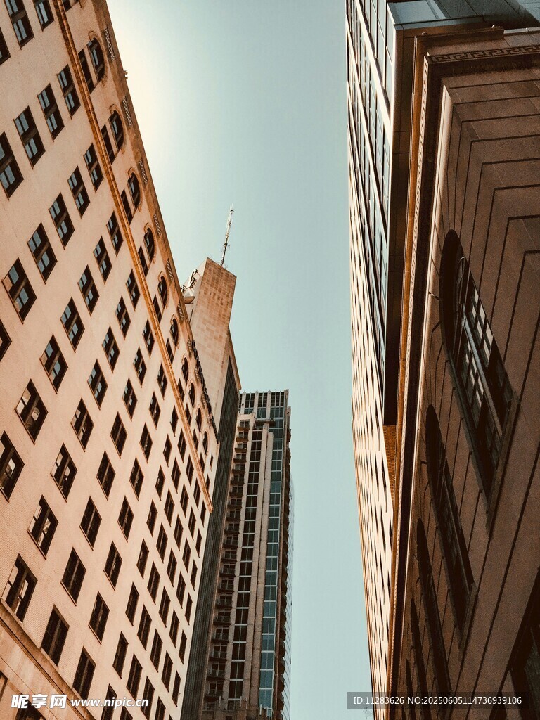 仰视都市高楼建筑景观