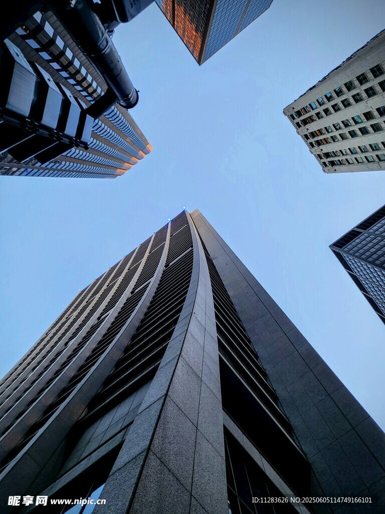仰视都市摩天大楼