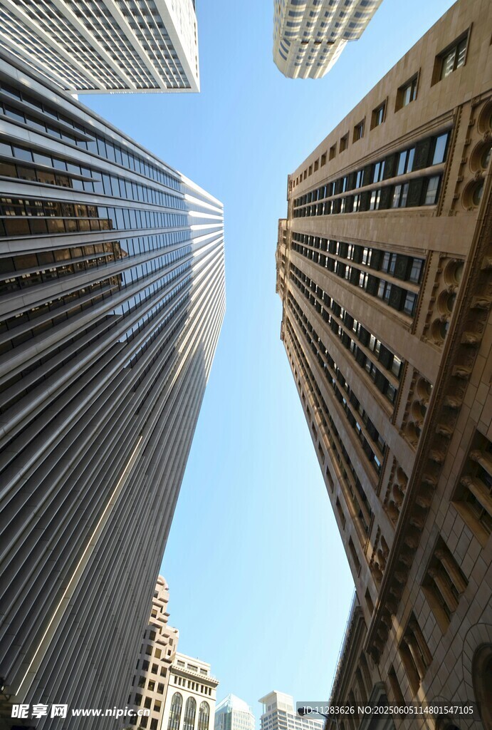 仰视都市摩天大楼景观
