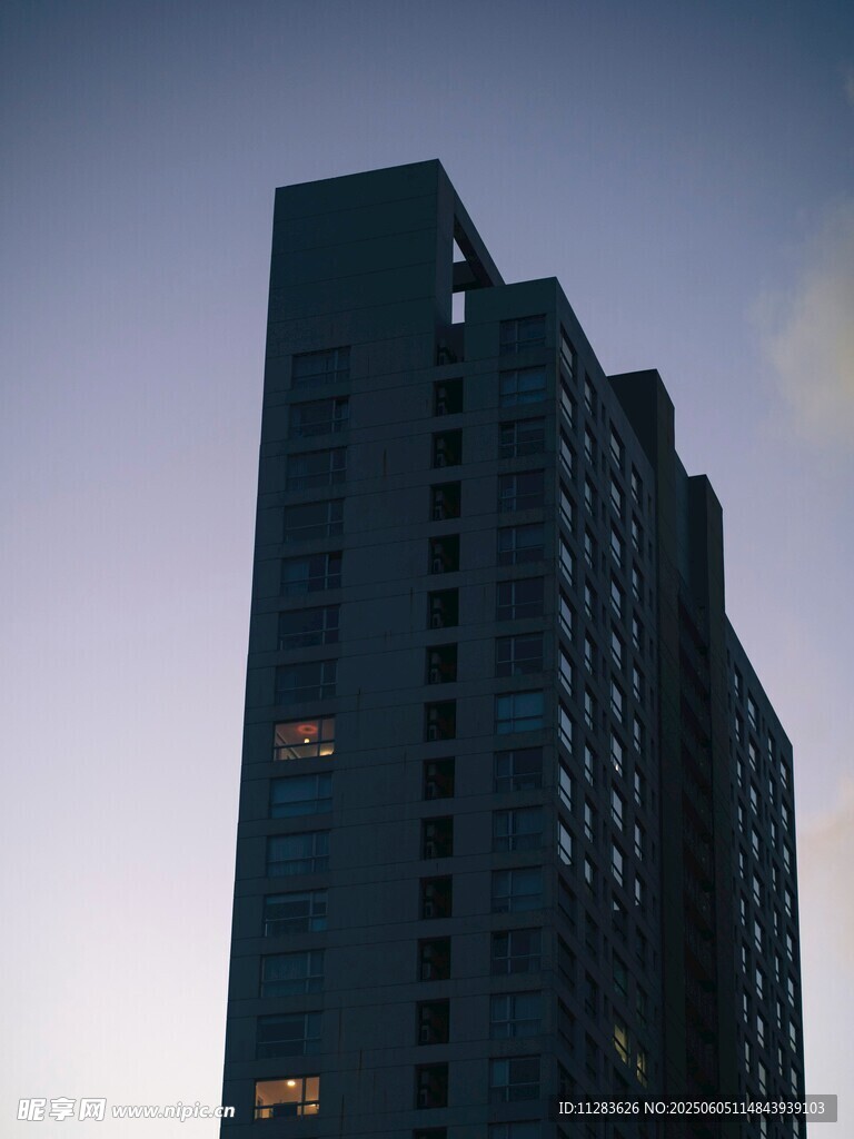 黄昏下的高楼大厦