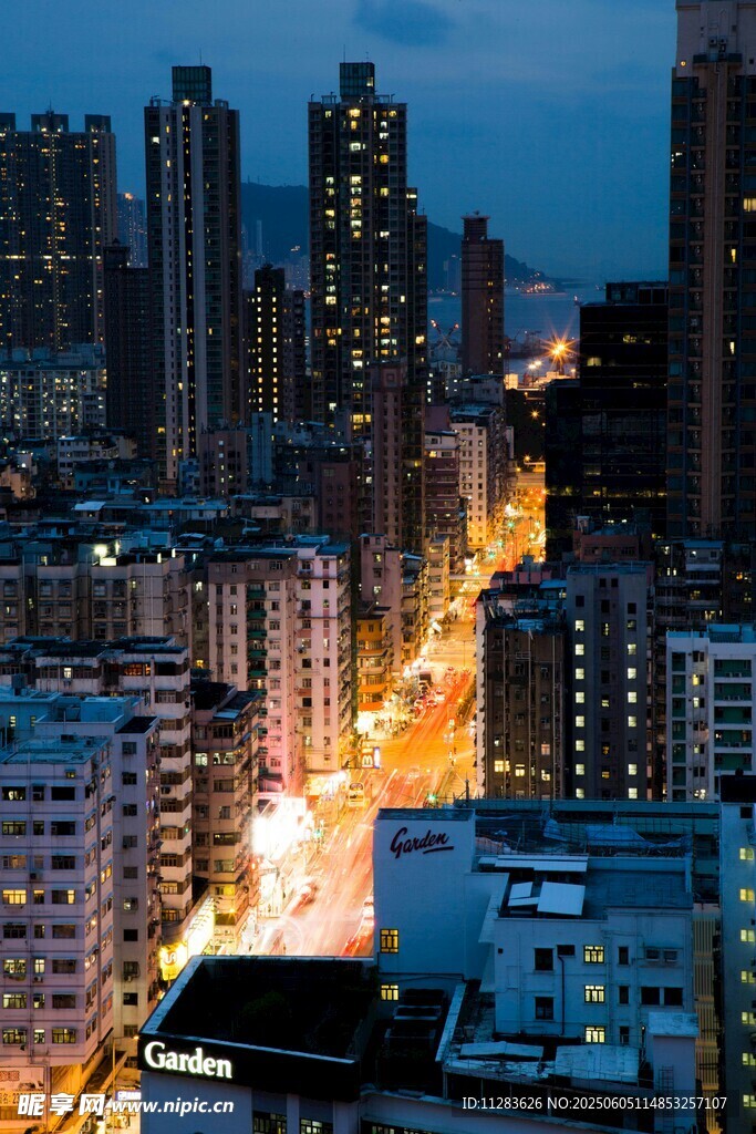 夜幕下的城市繁华景象