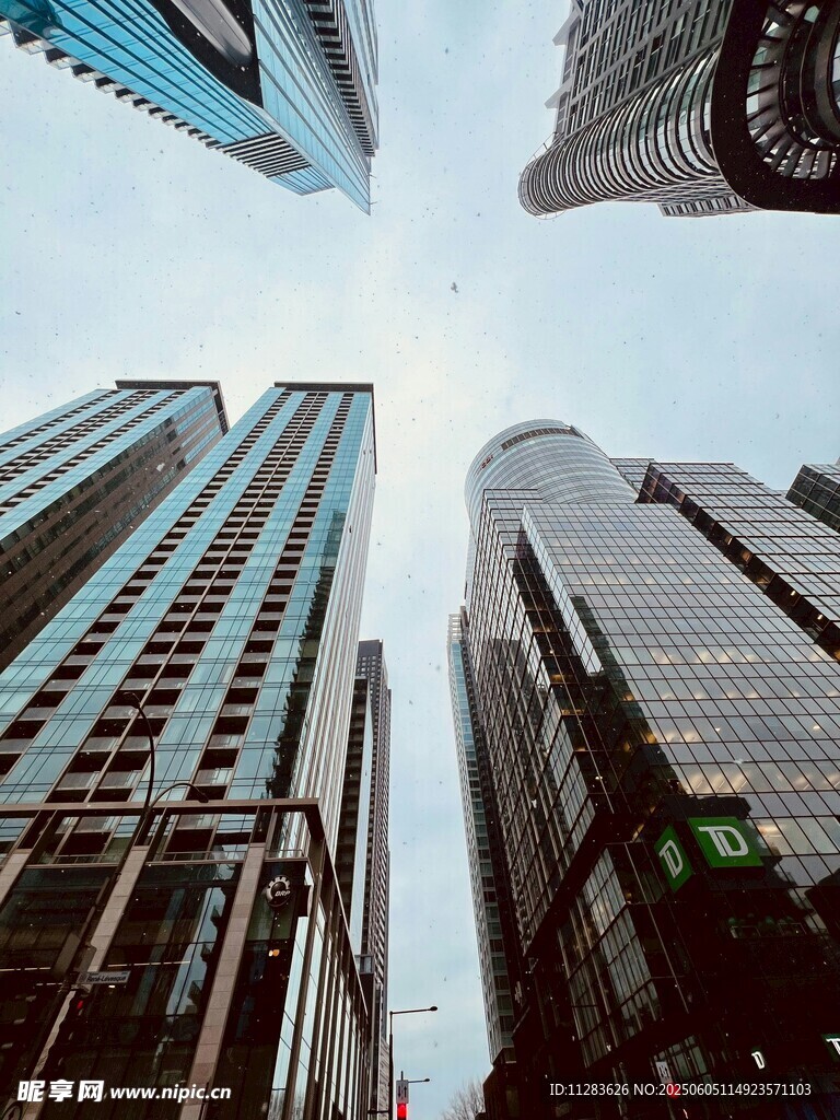 仰视都市摩天大楼景观