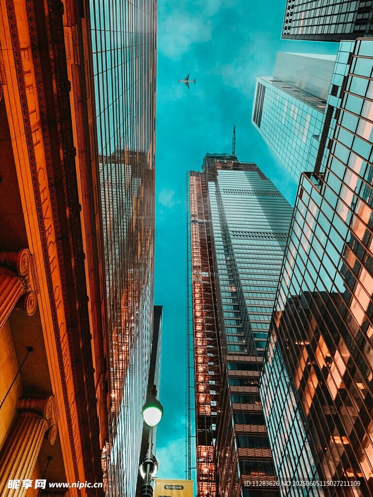 仰视都市摩天大楼景观