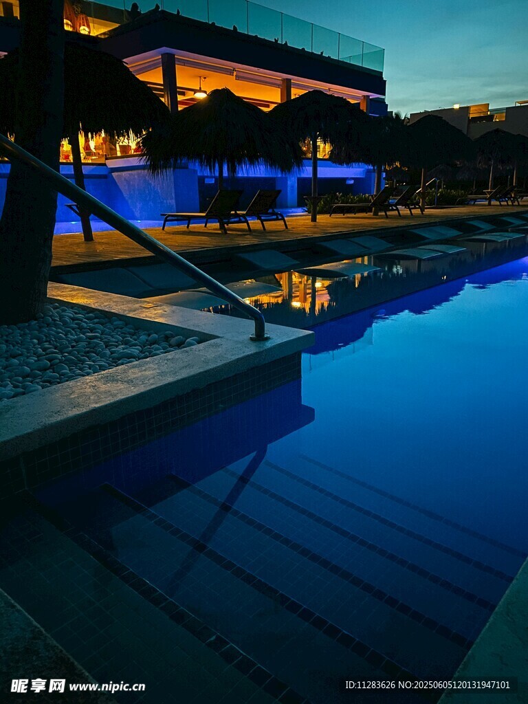夜晚泳池边的绚丽建筑