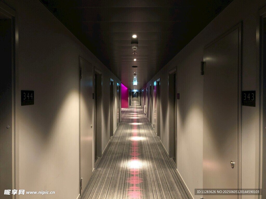 现代风格的狭长走廊空间