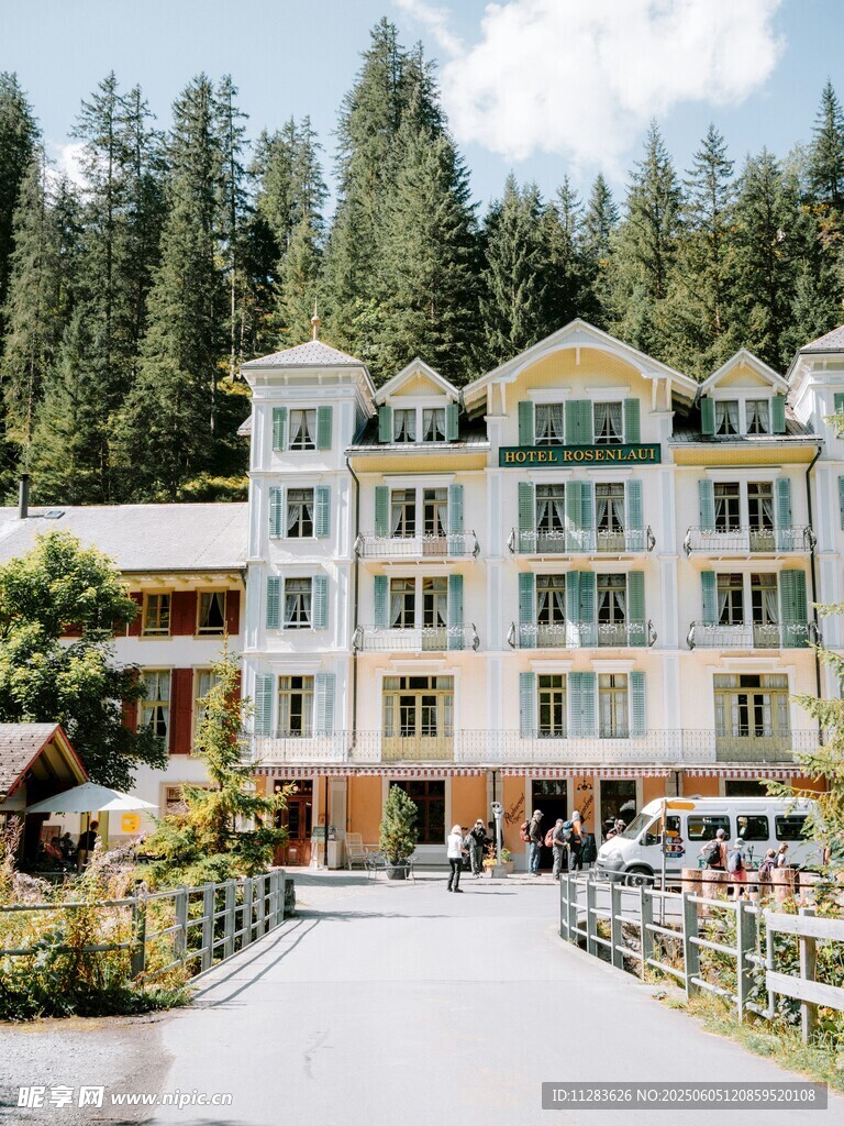 山间多层度假酒店建筑
