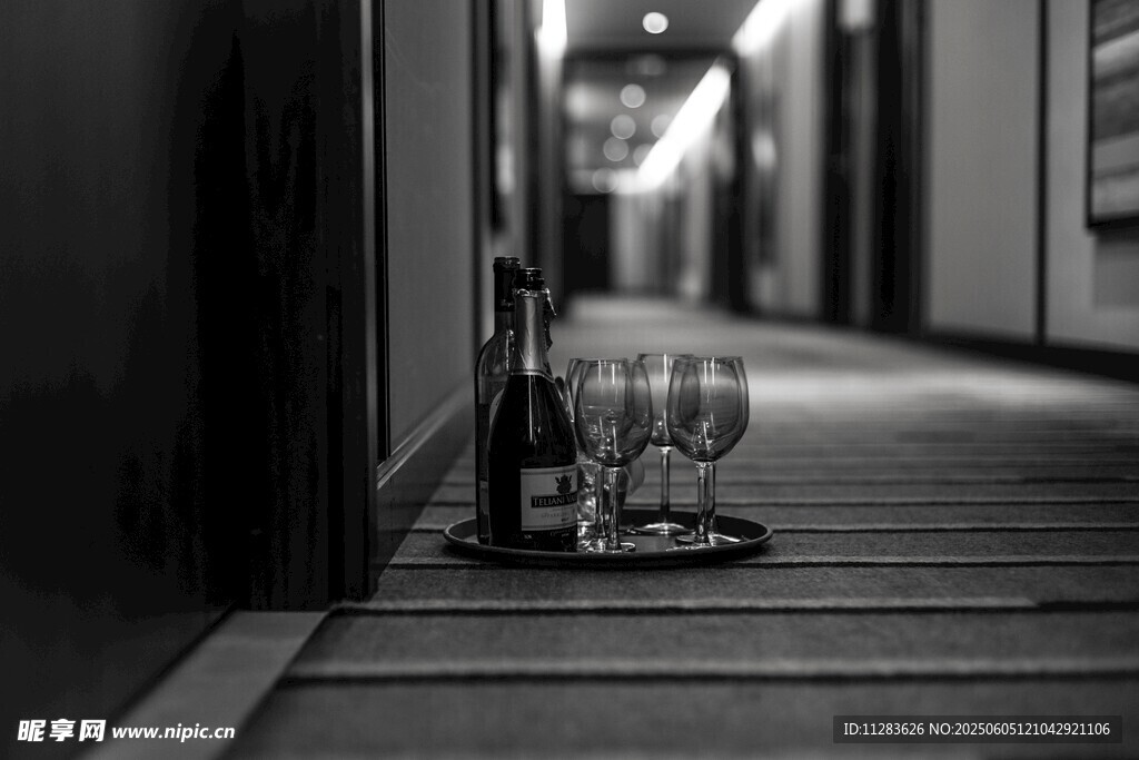 走廊上的酒瓶与玻璃杯