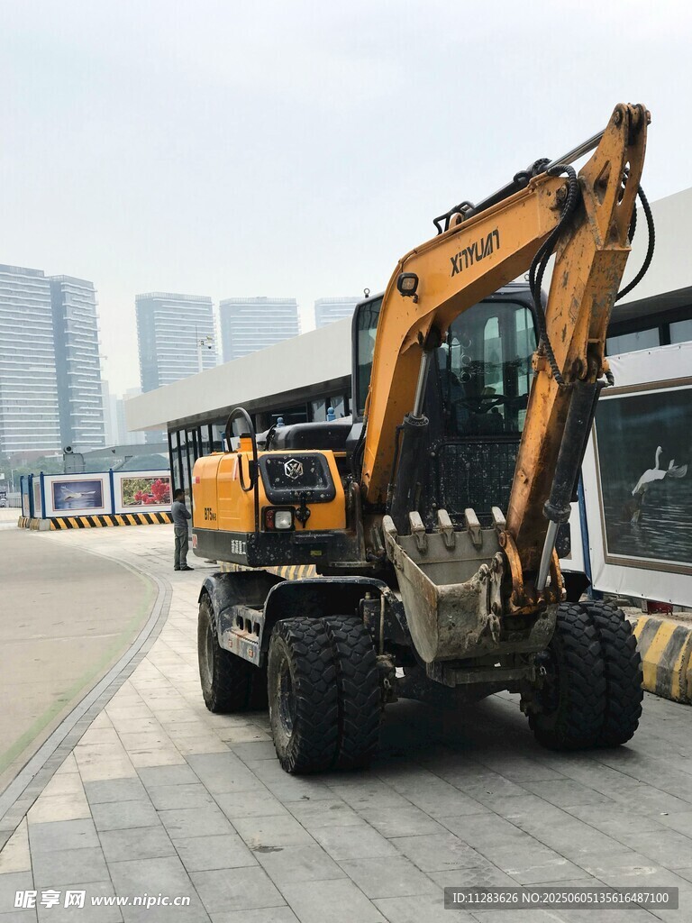 路面上的黄色挖掘机