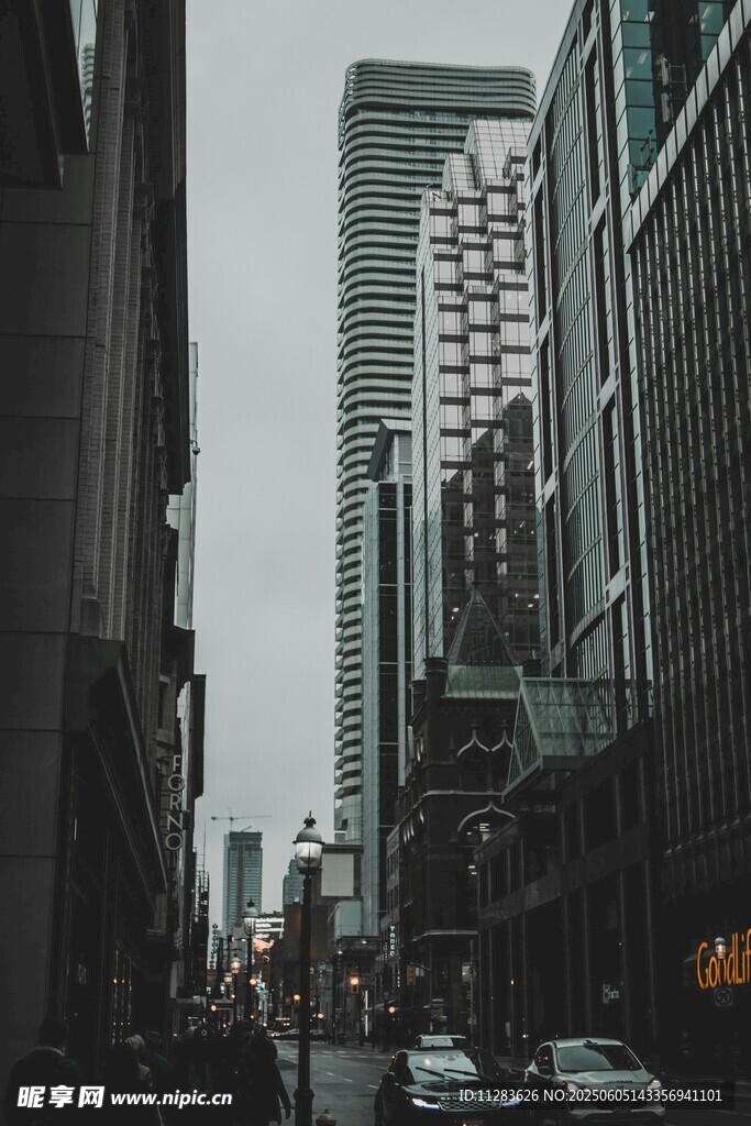城市街道高楼林立景象