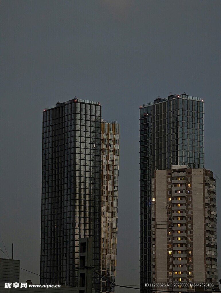 夜幕下的城市高楼景观