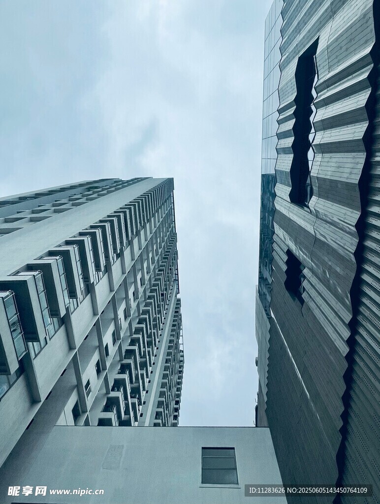 仰视都市高楼建筑