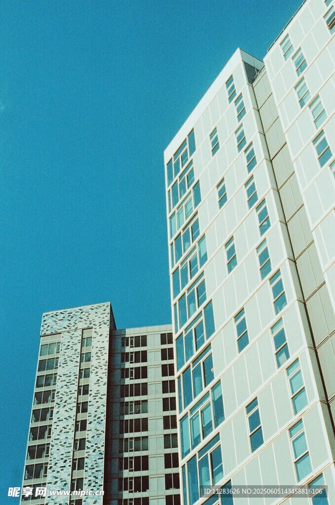 城市高楼仰视景象