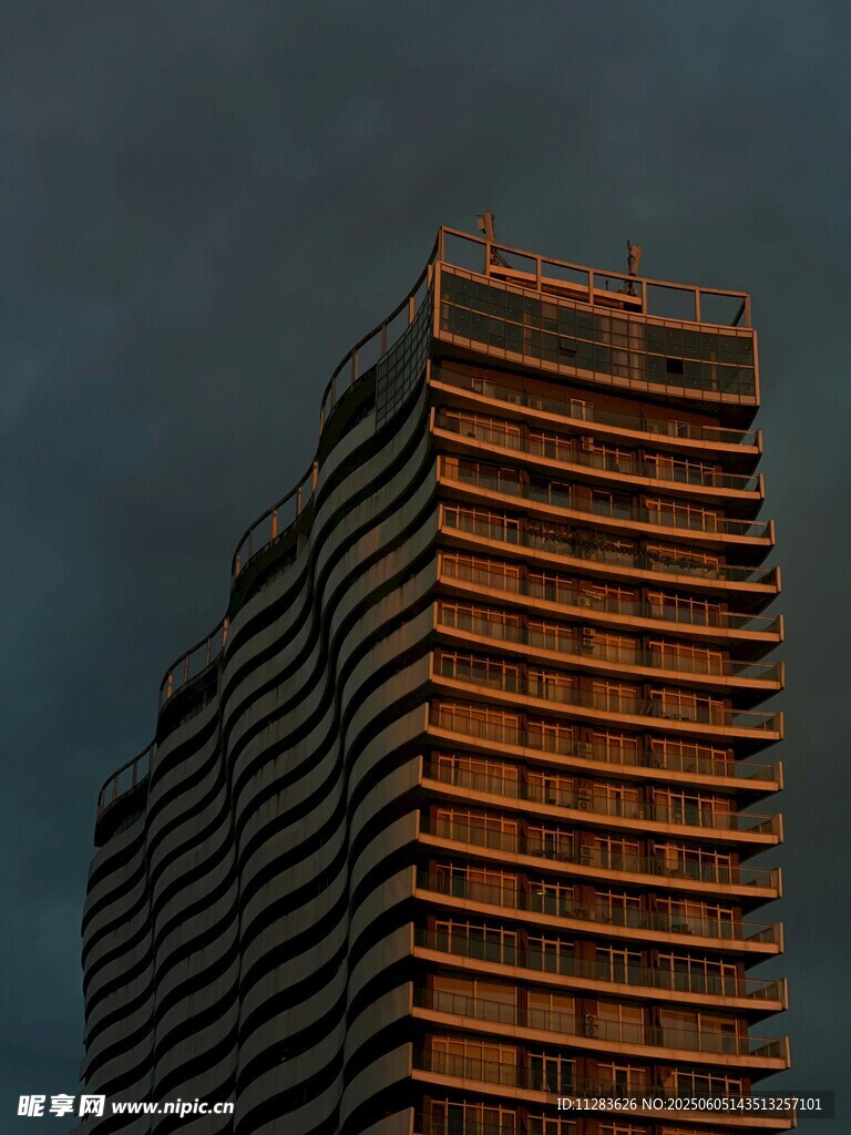 黄昏下的高楼建筑