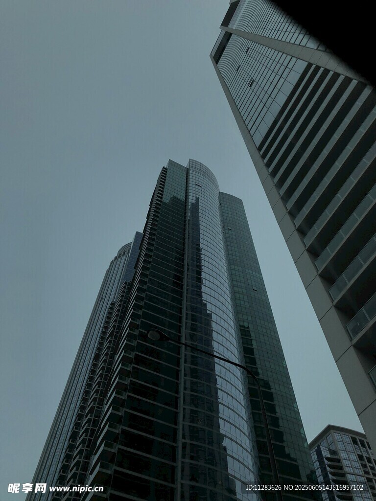 仰视都市摩天大楼