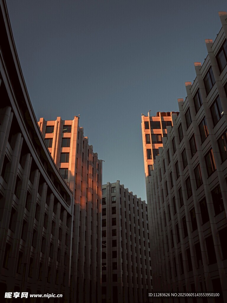 城市建筑光影交错瞬间