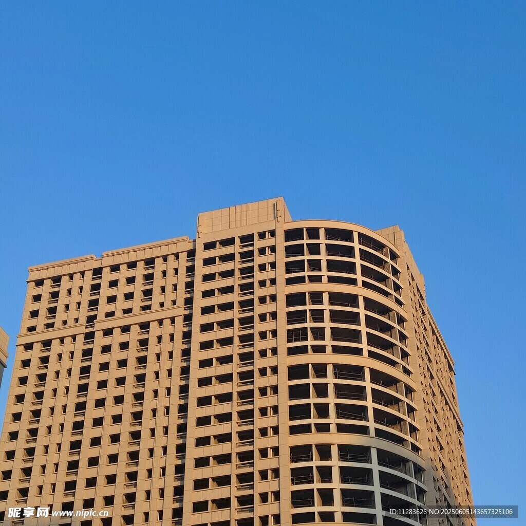 现代高层大楼外观