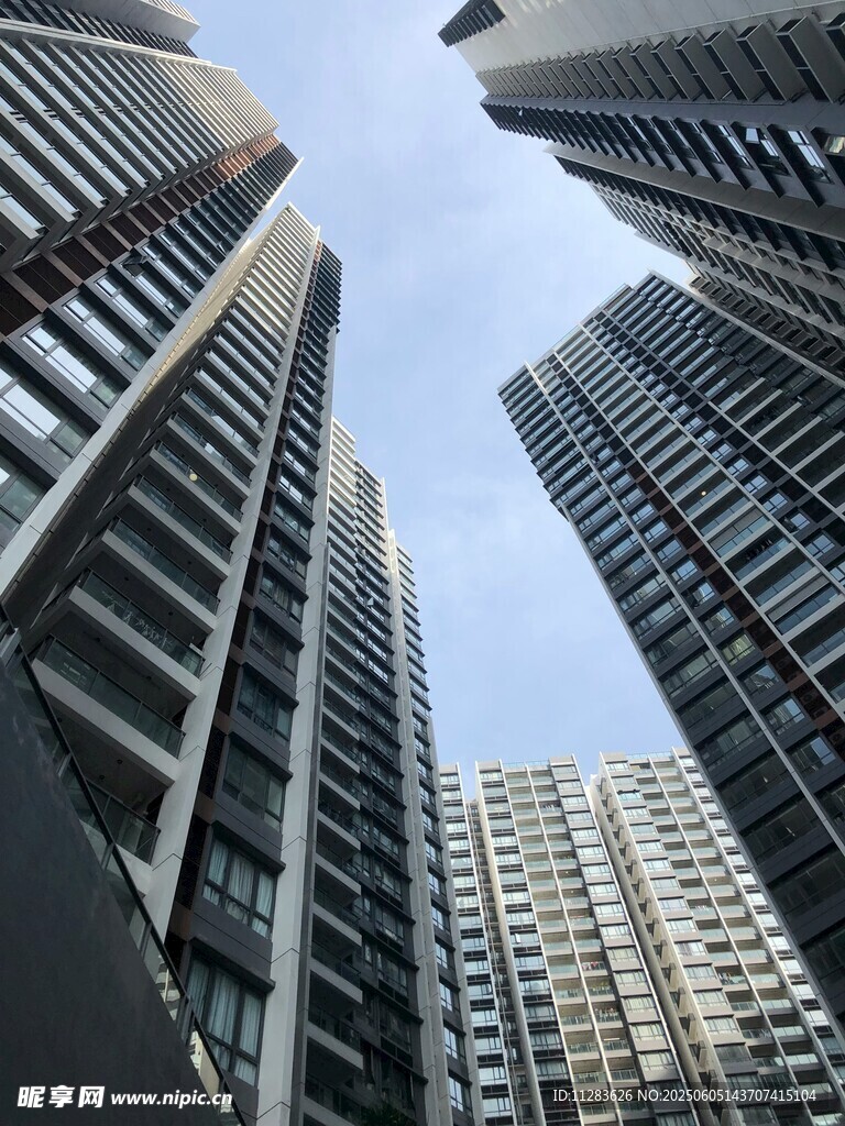 仰视林立高楼