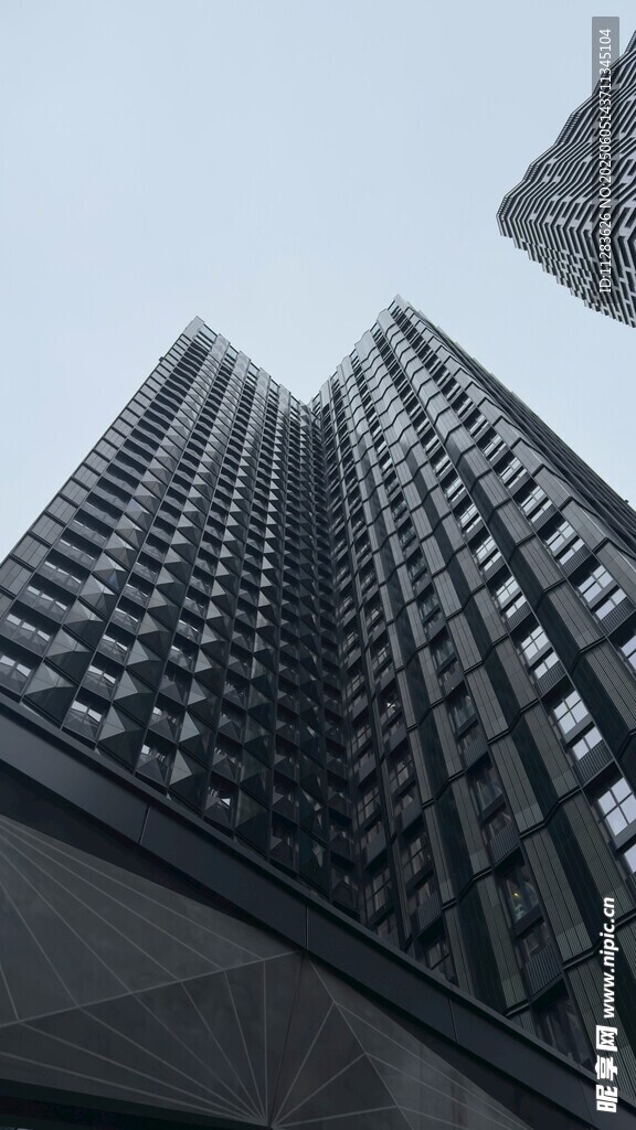 仰视都市摩天高楼建筑