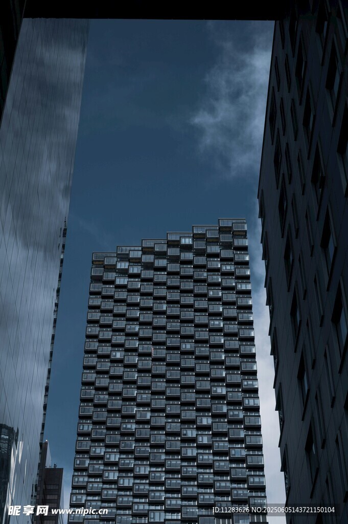 城市中高耸的现代建筑