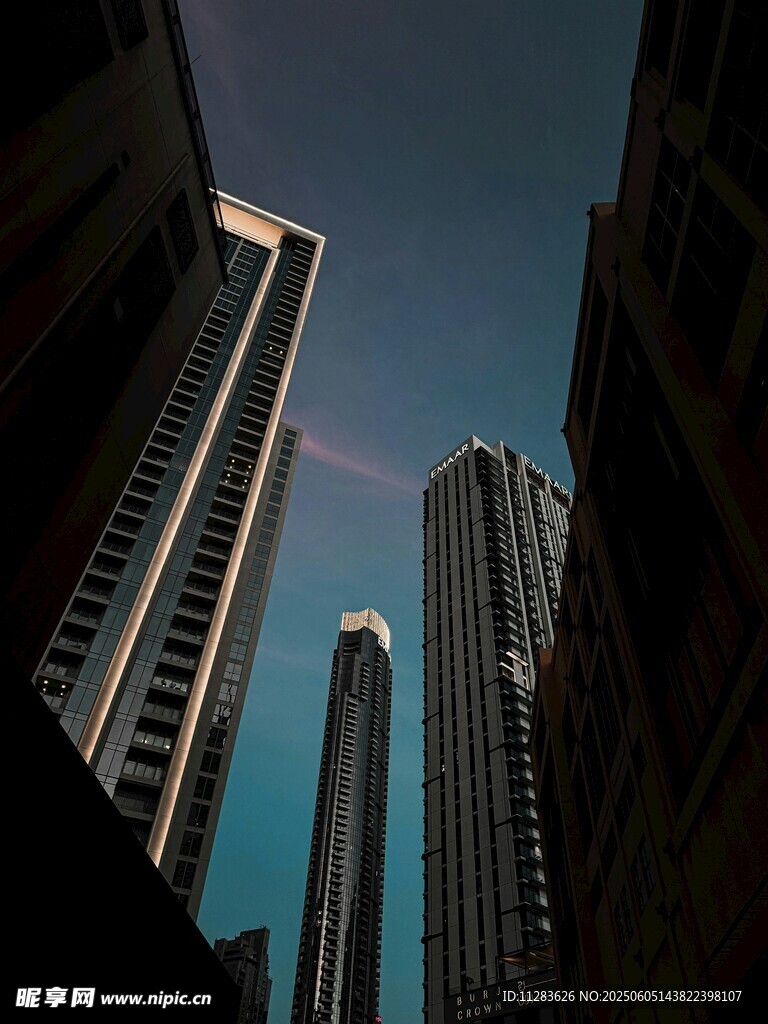 仰观都市高楼大厦