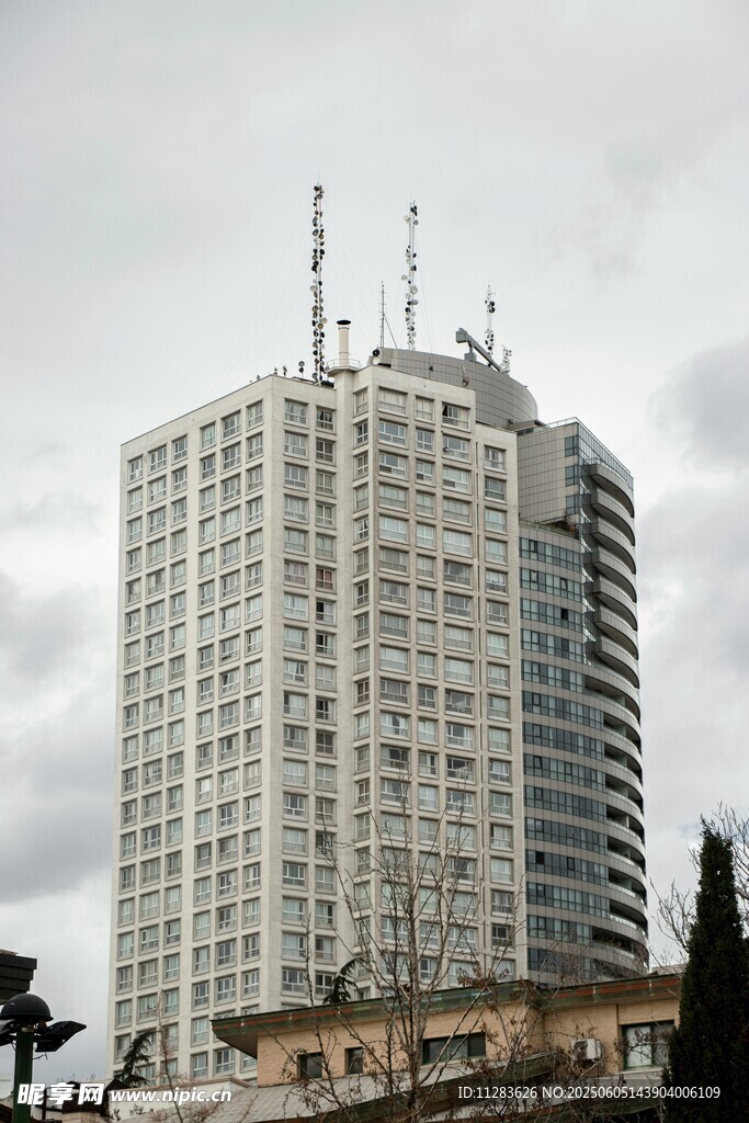 城市中的高层白色建筑