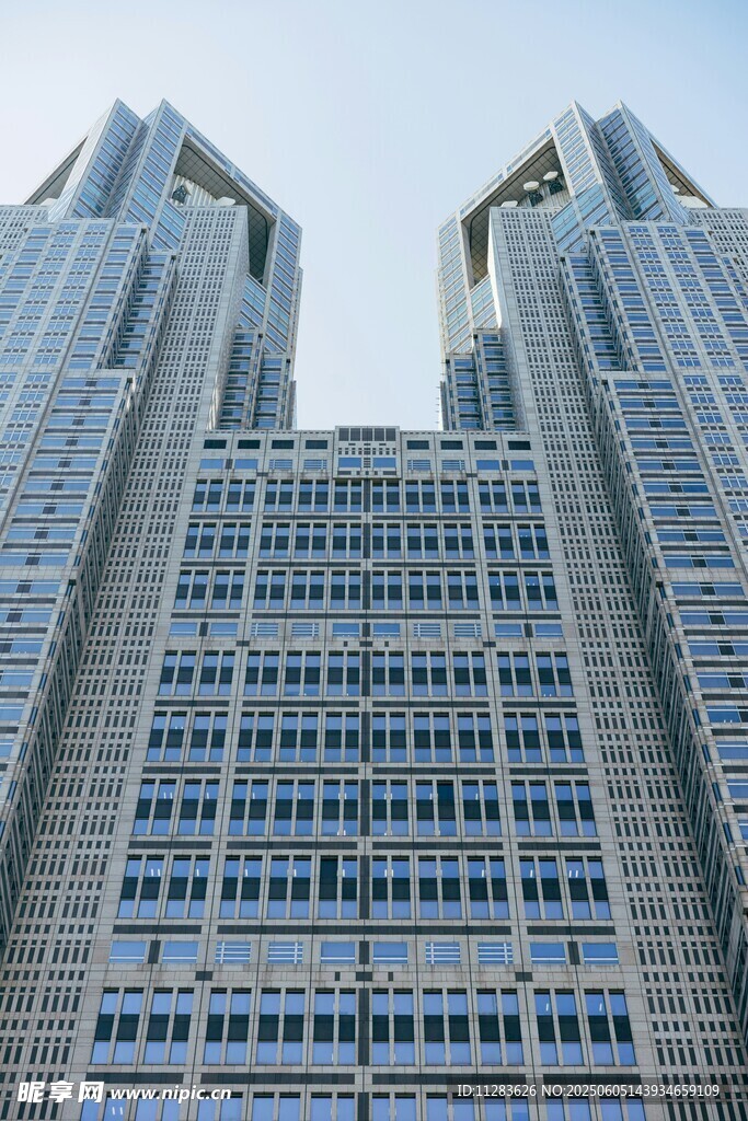 现代双子摩天大楼景观