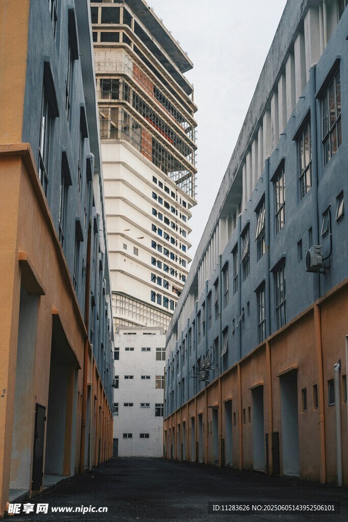 城市中高低建筑间的巷道