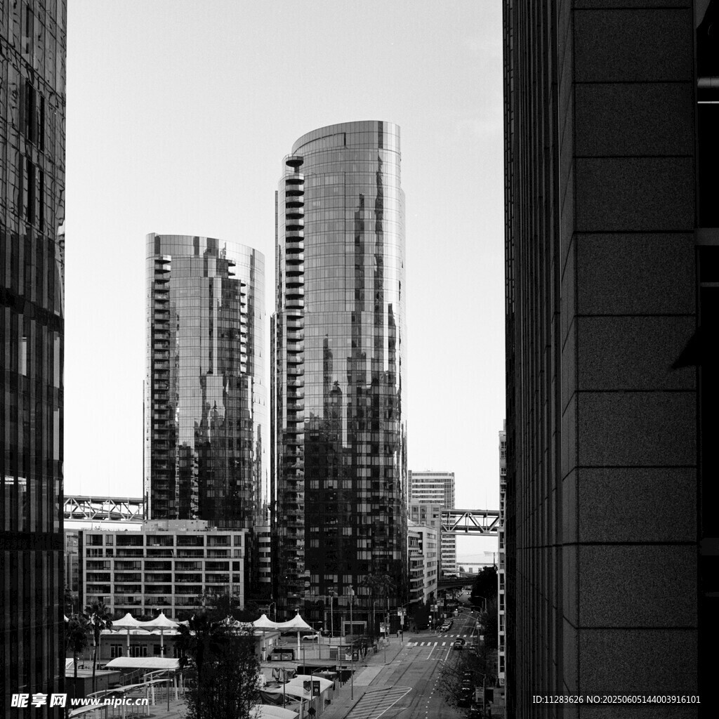 城市高楼景观黑白影像