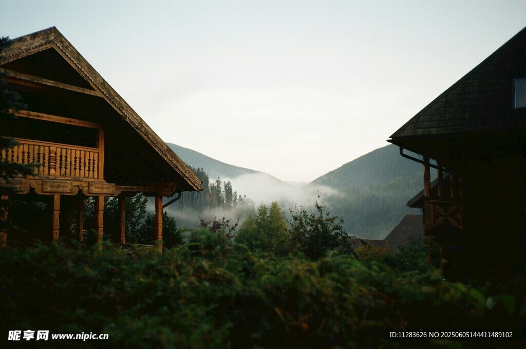 山间木屋晨景