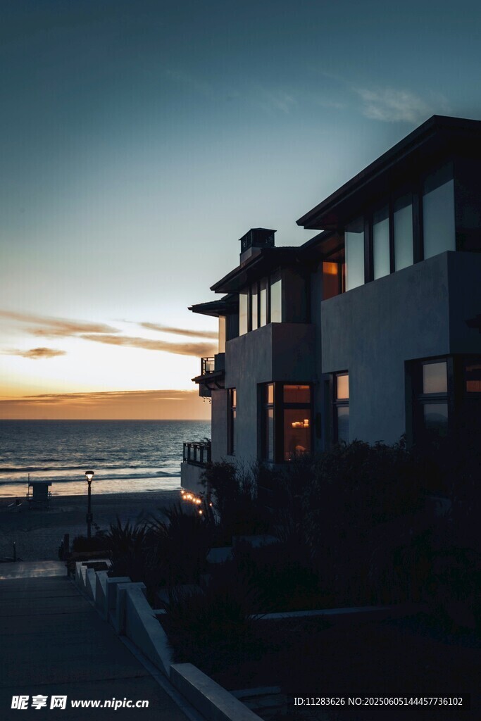 海边暮色中的温馨住宅