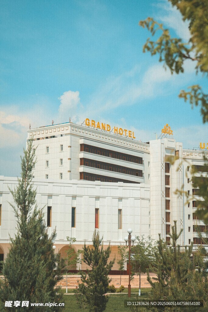 现代风格白色建筑外观
