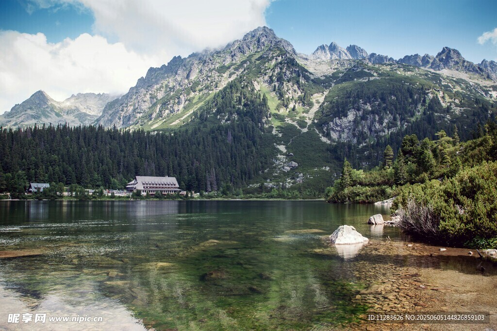湖畔青山美景如画