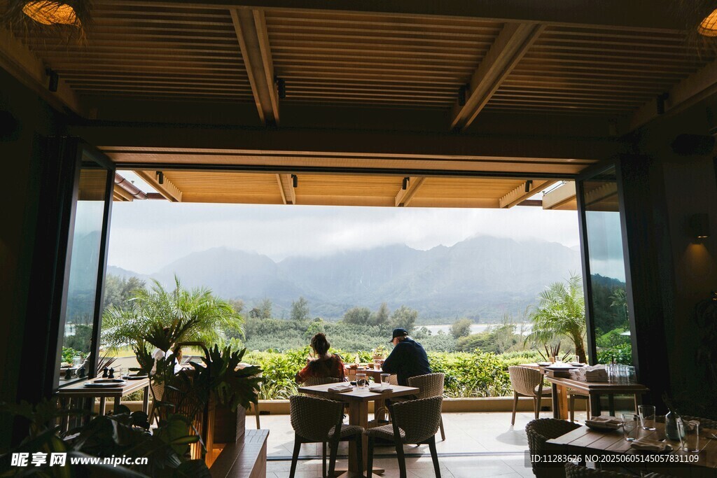 户外餐厅惬意用餐景致