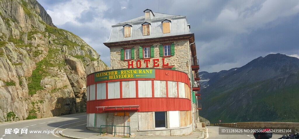 山间独特建筑