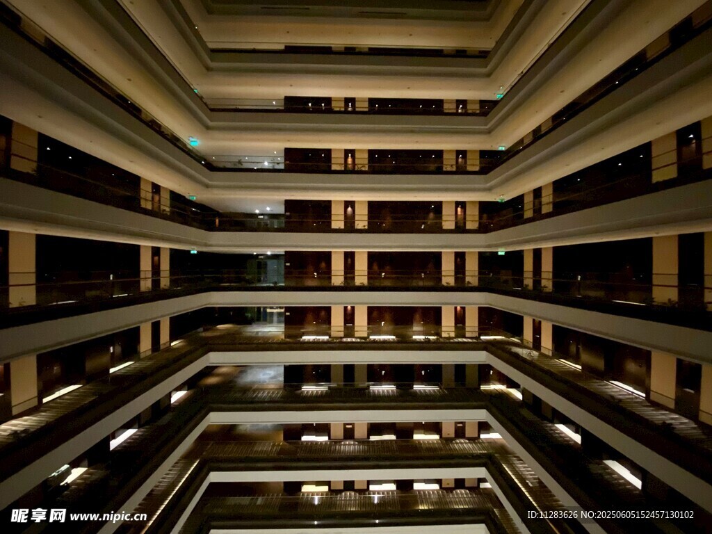 多层建筑内部灯光景观