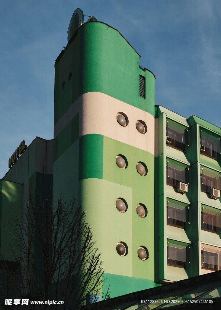 绿色多层建筑外观独特