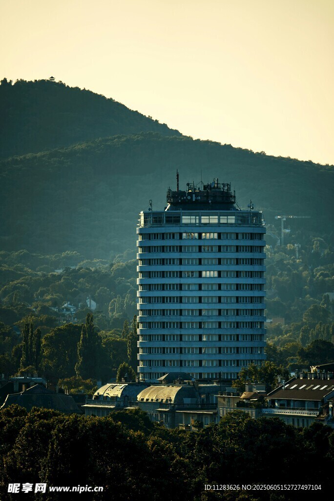 夕阳下的高楼建筑景观