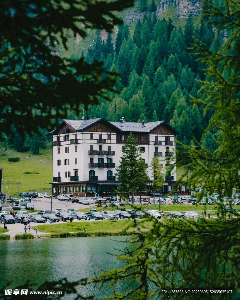 湖畔山林间的雅致建筑